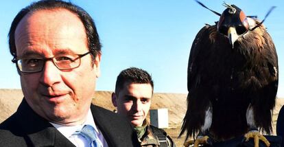 El presidente franc&eacute;s, Fran&ccedil;ois Hollande (i), posa con un halc&oacute;n antes de presentar su tradicional felicitaci&oacute;n del a&ntilde;o nuevo al Ej&eacute;rcito en la base a&eacute;rea de Mont de Marsan (Francia), el 6 de enero de 2017. 