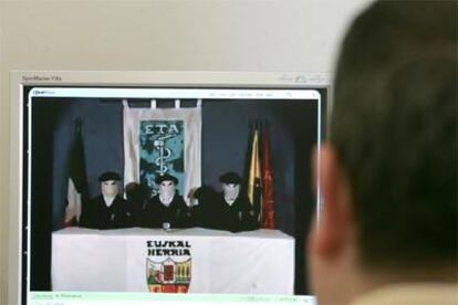 Imagen tomada del vídeo en el que tres etarras leen el comunicado de la banda en el que dicta el cese de la violencia.