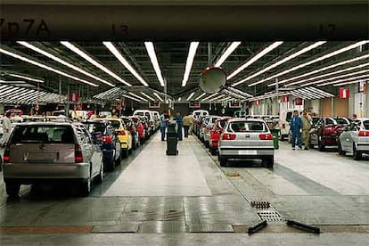 Interior de la fábrica Seat en Martorell, con antiguos Ibiza.