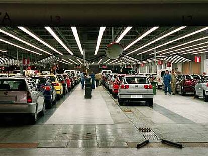 Interior de la fábrica Seat en Martorell, con antiguos Ibiza.