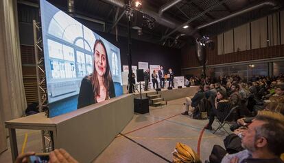 La candidata de ERC, Meritxell Serret, aparece a través de un vídeo en campaña.