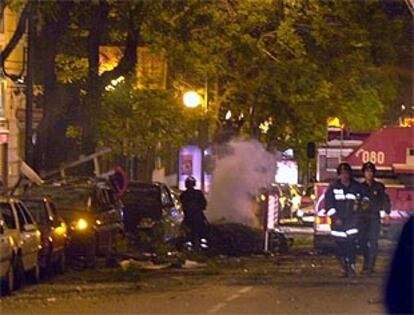 Los bomberos han acudido al lugar del atentado alertados por una llamada telefónica en nombre de ETA.