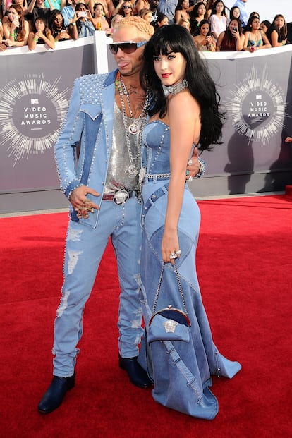 ¿Casualidad o imitación? El vestuario 'total denim' con el que Riff Raff y Katy Perry acudieron a los 2014 MTV Video Music Awards era prácticamente igual al icónico estilismo a dúo que llevaron Britney Spears y Justin Timberlake, por entonces una de las parejas más seguidas de la industria musical, en la alfombra roja de los American Music Awards de 2001.