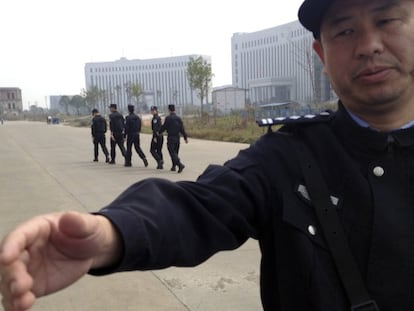 Un policía, a las puertas de un tribunal en Xinyu, Jiangxi, en octubre de 2013