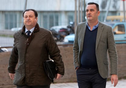 Carlos Vieitez (d), hostelero de Vigo acusado de abusos sexuales en la Audiencia Provincial de Pontevedra el pasado febrero.