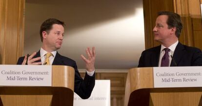 Nick Clegg (izquierda), con el primer ministro David Cameron en una rueda de prensa para valorar la coalición gubernamental el pasado 7 de enero.
