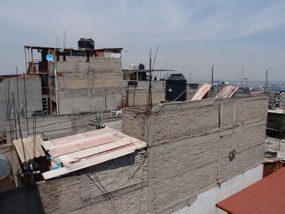 Vista de la colonia Tenorios. Ubicada en Iztapalapa, está catalogada como de alta marginalidad. En el techo pueden verse los depósitos de agua que bombean al edificio. En la Ciudad de México, el 60% de los edificios tienen una cisterna para el abastecimiento.