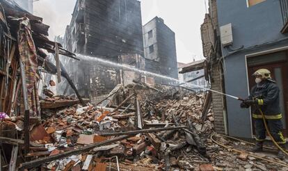 Un bombero durante las labores de extinci&oacute;n de las llamas. 