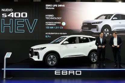El presidente del grupo Ebro EV Motors, Rafael Ruiz, y el consejero delegado de Ebro Motors, Pedro Calef, presentan el nuevo coche S-400.