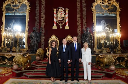 Durante el martes, la Reina y la primera dama mantuvieron un encuentro en el que la esposa de Felipe VI llevó un traje pantalón blanco de Carolina Herrera, similar al que después usaría en la cena Jill Biden. Por eso, por la noche la Reina le dijo a Jill Biden: "¡Te has cambiado de ropa!", a lo que ambas se rieron. Entonces Jill le contó a su esposo: "Llevaba un traje blanco hoy y le dije: 'Ay, no, ¿te vas a poner eso esta noche?", temiendo coincidir. En la imagen, los Reyes de España posan junto a la pareja presidencial estadounidense en el Salón del Trono del Palacio Real de Madrid.