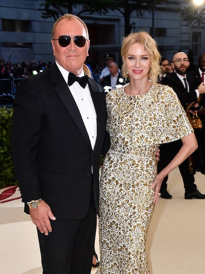 Michael Kors y Naomi Watts. Las joyas de la actriz son de Cartier.