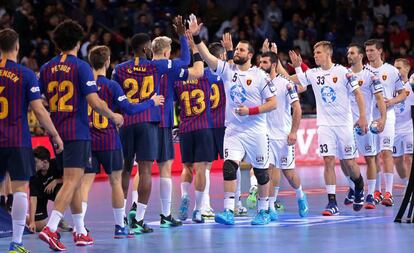 Los jugadores del Barça y del Vardar se saludan en el partido de la Champions de este año en el Palau.
