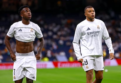 Vinicius (izquierda) y Mbappé, durante el calentamiento del partido ante el Villarreal el pasado sábado en el Bernabéu.