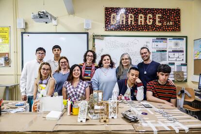 Un grupo de alumnos de FP Básica en una de las aulas del centro de adultos Casa de la Cultura de Getafe, junto a varios docentes.