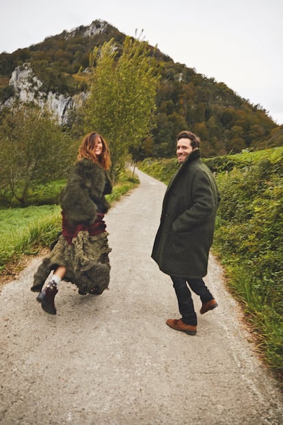 Goenaga y Sémper son pareja desde 2015 y tienen dos hijos en común, Telmo y Eliot. Ella lleva vestido y chaqueta de SONIA RYKIEL, calcetines de OYSHO y botas de ESSENTIEL ANTWERP, 
y él viste de HERMÈS.