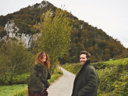 Goenaga y Sémper son pareja desde 2015 y tienen dos hijos en común, Telmo y Eliot. Ella lleva vestido y chaqueta de SONIA RYKIEL, calcetines de OYSHO y botas de ESSENTIEL ANTWERP, 
y él viste de HERMÈS.