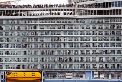 Pasajeros en las cubiertas del crucero Harmony of the Seas, que zarpa desde Southampton (Inglaterra).