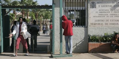 Un inmigrante sale del CETI de Melilla.