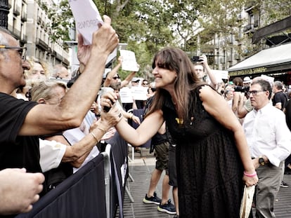 Laura Borras se acerca a los manifestantes tras el el acto de homenaje a las víctimas del atentado del 17-A en las Ramblas.