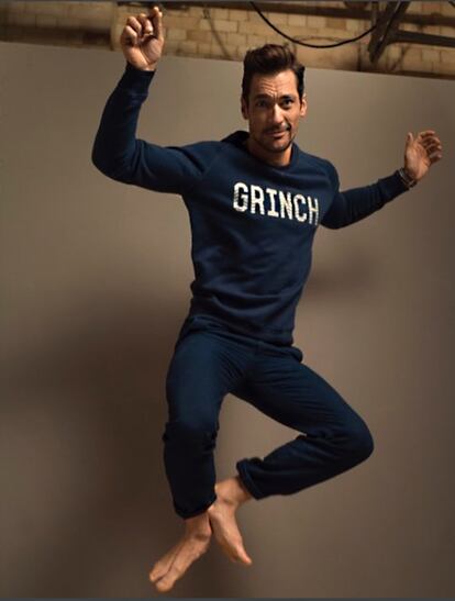 El modelo David Gandy lleva un jersey de una colección solidaria de jerseys navideños cuyos beneficios van a Save the Children.