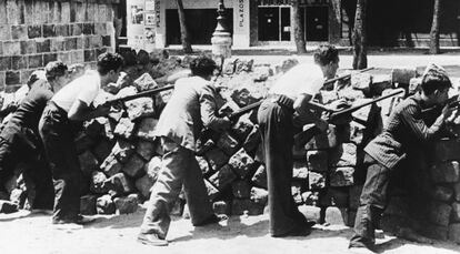 Civiles armados, en una barricada en el centro de Barcelona durante la Guerra Civil.