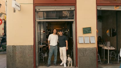 Bruno Grandi y Nacho Esposito en la entrada de su cafetería El                                                                                                                                                                                                                                                                                                                                                                                                                                                                    Gordito, en Malasaña