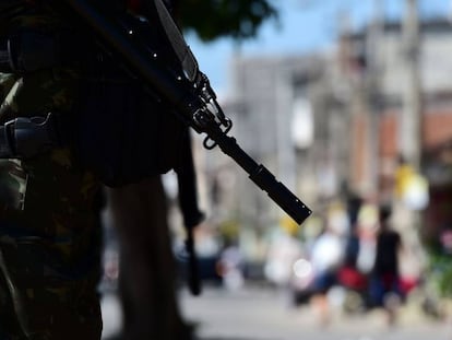 Militares na entrada da Vila do Jo&atilde;o, no Rio de Janeiro.