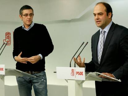 Eduardo Madina (i) y el economista José Carlos Díez, excoordinadores del área Política y Económica de la Ponencia marco del PSOE, en rueda de prensa en la sede de Ferraz.