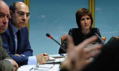 El consejero de Salud, Jon Darpón, y la directora de Kontsumobide, Elena Unzueta, en el Parlamento este lunes