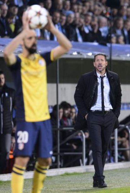 Simeone, dando indicaciones a Juanfran durante un momento del partido.