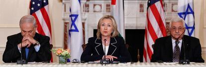 Netanyahu y Abbas siguen la intervención de Hillary Clinton.