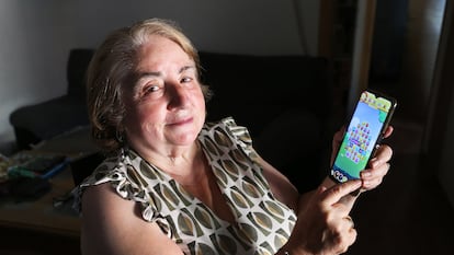 Marimar Cortizo, de 72 años, juega con su móvil en su vivienda en Leganés (Madrid).