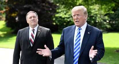 Donald Trump, junto l secretario de Estado, Mike Pompeo.