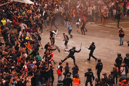 Enfrentamientos entre policías y manifestantes durante las protestas de Tsunami Democràtic en octubre de 2019.