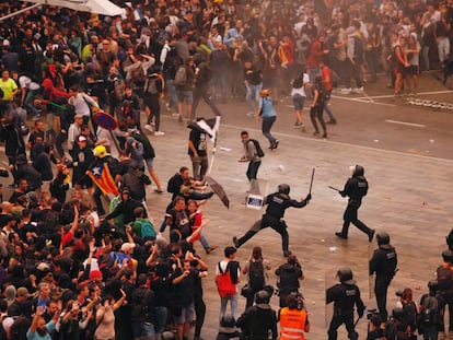 Enfrentamientos entre policías y manifestantes durante las protestas de Tsunami Democràtic en octubre de 2019.