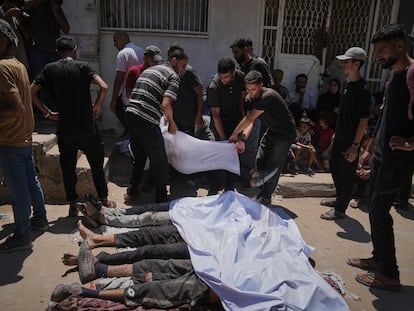 Varios cadáveres de palestinos muertos mientras trataban de recoger comida cerca de Beit Lahia, este domingo a la entrada de un hospital en Ciudad de Gaza.