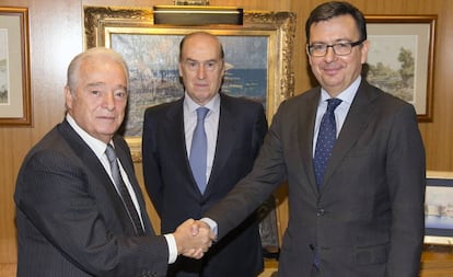 Carlos Martínez Echavarría, primero por la izquierda, junto a Florencio Lasaga y el exministro Román Escolano.