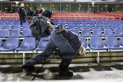 Los policías revisan todos los asientos del estadio de Hannover en busca del bulto sospechoso que ha motivado la suspensión del partido entre Alemania y Holanda