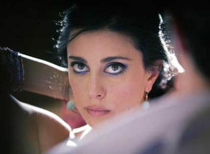 La directora y actriz Nadine Labaki, en una escena de <i>Caramel </i>(2007).