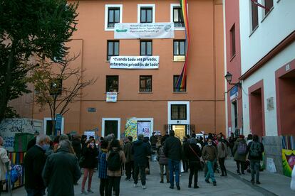 Concentración de vecinos en la Plaza del Dos de Mayo, frente al edificio Casa del Cura, el pasado 6 de noviembre.