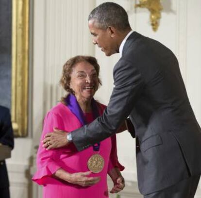 La actriz Miriam Col&oacute;n recibe la Medalla Nacional de las Artes de la mano del entonces presidente de EE UU, Barack Obama, en septiembre de 2015.