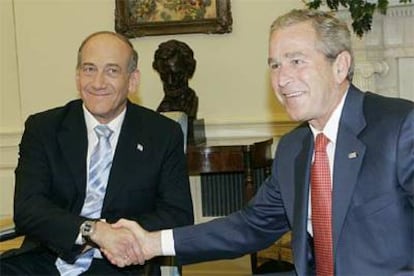 El presidente de EE UU, George W. Bush (dcha.), recibe al primer ministro israelí, Ehud Olmert, en el Despacho Oval de la Casa Blanca.