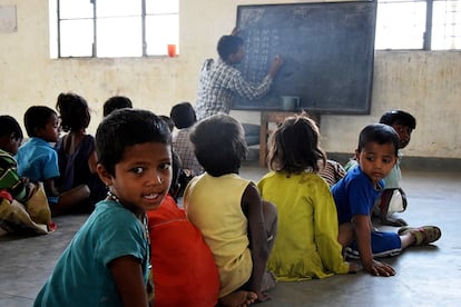 No solo son temporales sus trabajos, sino también los servicios que disfrutan en esta zona de Jarjjar, en el Estado de Haryana. La escuela donde acuden desde 2010 decenas de niños y niñas, es uno de los puntos clave donde se nota el abandono que traen consigo las lluvias de los monzones.