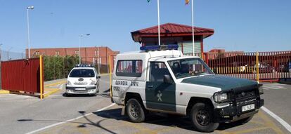  Un veh&iacute;culo de la Guardia Civil y otro de la polic&iacute;a a la puerta de la c&aacute;rcel de Sevilla I en Mairena del Alcor (Sevilla). 