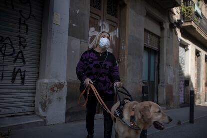 Susi, vecina del barrio de Sants, con su perro Gomer.