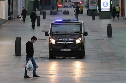 Un furgón policial en una calle en el centro de Madrid.