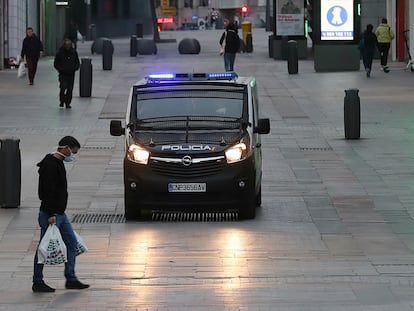 Un furgón policial en una calle en el centro de Madrid.