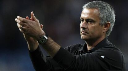 José Mourinho aplaude a los Ultrasur al final del partido