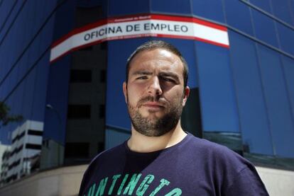 Ricardo Giménez, desempleado, en la puerta de un oficina de empleo en Madrid.