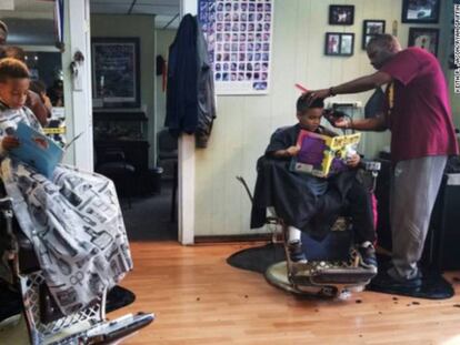 Dos barberos trabajan en la peluquería The Fuller Cut en Ypsilanti (Míchigan).